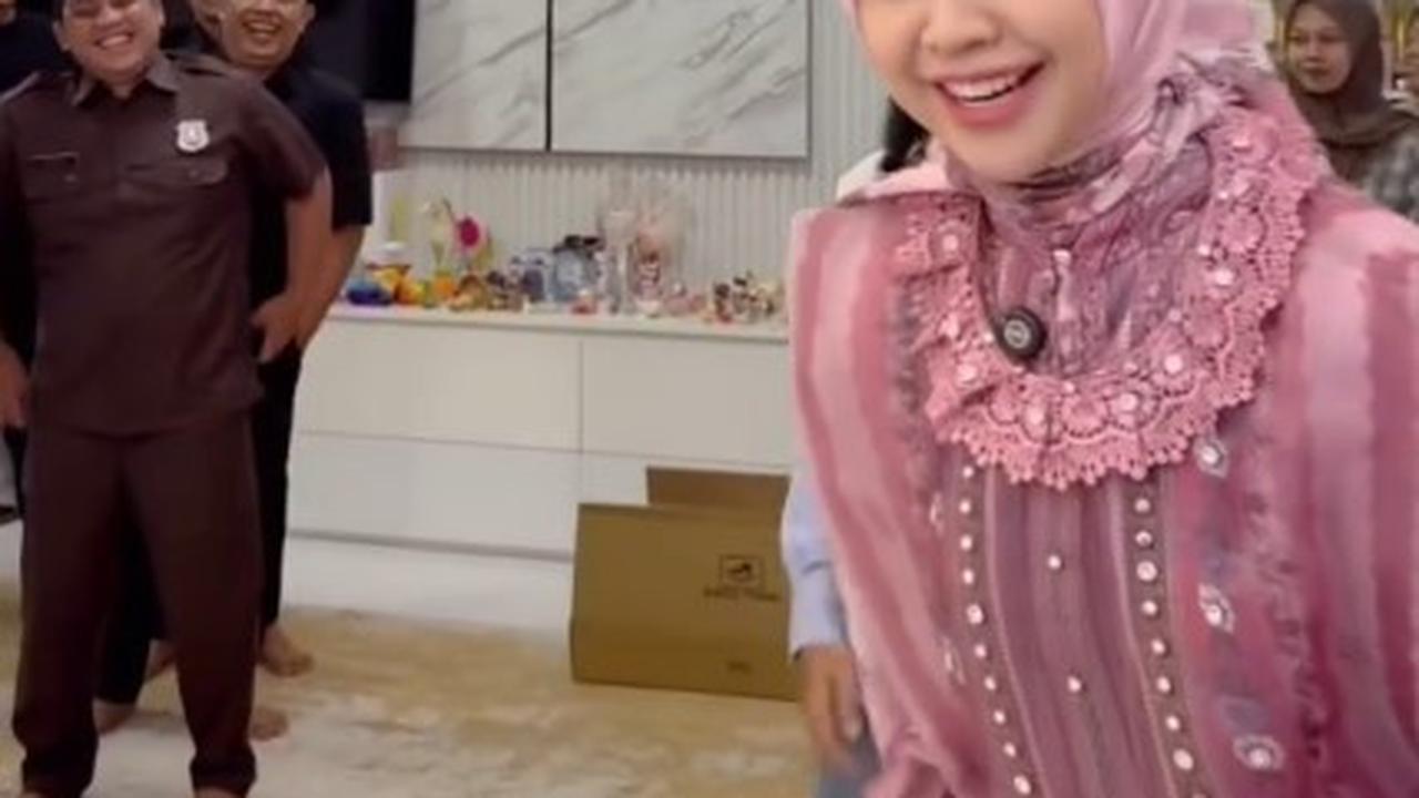 Cara Unik Ria Ricis Bagi THR ke Karyawan, Uang Dijadikan Buket