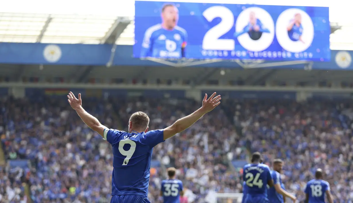 Pemain Leicester City, Jamie Vardy melakukan selebrasi setelah mencetak gol yang ke-200 bersama timnya dalam laga lanjutan Liga Inggris 2024/2025 melawan Ipswich Town di King Power Stadium, Leicester, Inggris, Minggu (18/05/2025). (AP Photo/PA/Nigel French)
