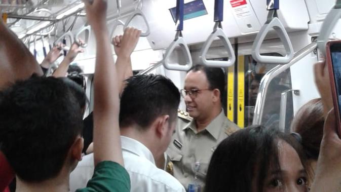 Naik MRT Jakarta di Lengangnya Ibu Kota Jelang Lebaran (Foto: Maria)