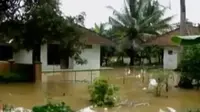 Banjir di Ciamis merendam rumah dan sawah warga, hingga Jalan Raya Porong akibat banjir setinggi 1 meter.