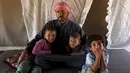 Sebuah keluarga pengungsi Suriah yang telah tinggal di Yordania dengan keluarga mereka selama 2,5 tahun di kota Madaba, Kamis (9/7/2015). Jumlah pengungsi Suriah di negara-negara tetangga telah melewati 4 juta penduduk. (REUTERS/Muhammad Hamed)