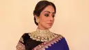 Semasa hidupnya, Sridevi seringkali terlihat mengenakan sari India. Dan pastinya membuat tampilannya tampak anggun. Seperti di foto ini contohnya, Sridevi berbalut sari berwarna biru dongker. (Instagram/sridevi.kapoor)
