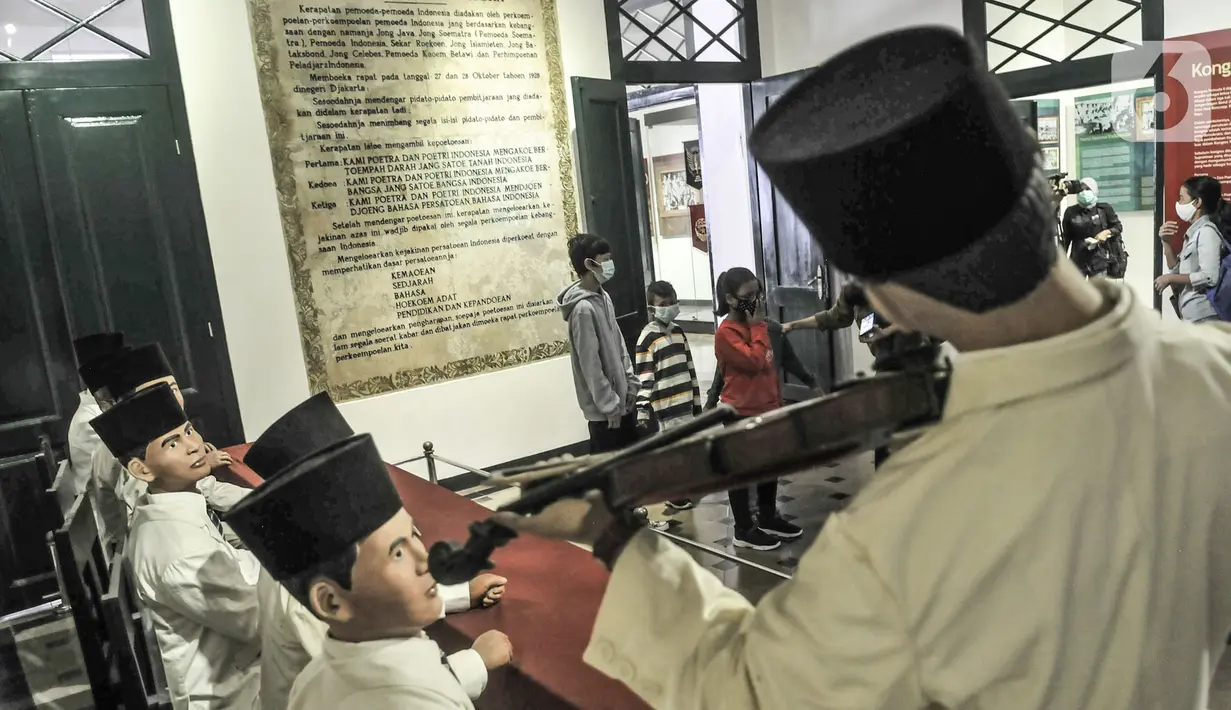 Anak-anak melihat salah satu koleksi sejarah di Museum Sumpah Pemuda, Jakarta, Rabu (28/10/2020). Libur cuti bersama dimanfaatkan untuk mengajak anak-anak mengenal sejarah lahirnya Sumpah Pemuda sebagai bentuk edukasi agar memahami jejak perjuangan pahlawan sejak dini. (merdeka.com/Iqbal Nugroho)