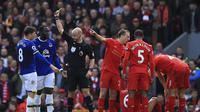Insiden tekel Ross Barkley kepada Dejan Lovren pada laga Liverpool vs Everton di Anfield. (Peter Byrne/PA via AP)