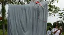 Aktivis Rembuk Nasional Aktivis (RNA) 98 menaburkan bunga di makam korban kerusuhan 98 di TPU Pondok Rangon, Jakarta, Selasa (14/5/2019). 21 tahun tragedi Mei 98 mengisahkan kenangan pilu bagi keluarga korban di mana saat itu diperkirakan 1.217 orang tewas dalam kerusuhan. (merdeka.com/Imam Buhori)