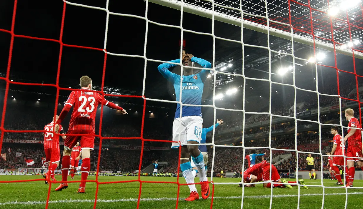 Striker Arsenal, Eddie Nketiah berekasi pada matchday kelima Liga Europa Grup H kontra FC Koln di RheinEnergieStadion, Jumat (24/11). Meski kalah 0-1 dari tuan rumah FC Koln, Arsenal tetap lolos sebagai juara Grup H. (INA FASSBENDER/AFP)