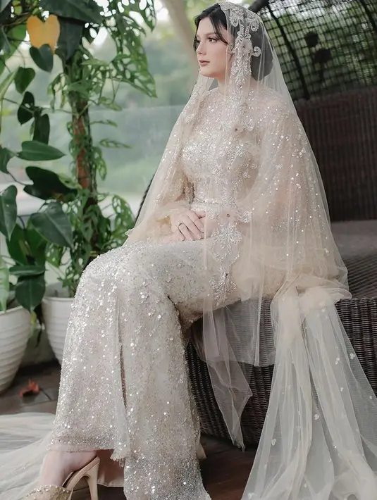 Dilengkapi veil berbahan tile yang dihiasi aksen embroidered floral di bagian tepinya. @jnbphotographyofficial.