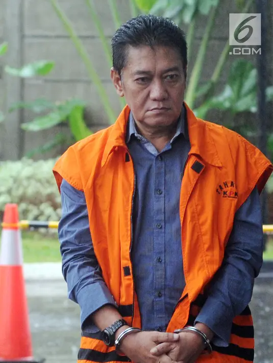 Hakim PN Jakarta Selatan Irwan saat akan menjalani pemeriksaan KPK di Gedung KPK, Jakarta, Selasa(22/1). Irwan diperiksa sebagai tersangka terkait dugaan menerima suap penanganan perkara perdata di PN Jakarta Selatan. (Merdeka.com/Dwi Narwoko)