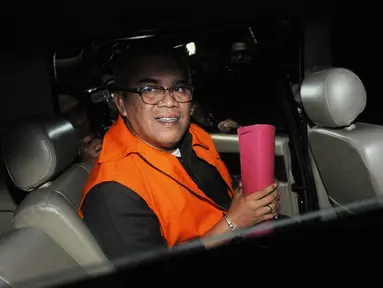 Bupati Muara Enim Ahmad Yani berada di mobil tahanan usai menjalani pemeriksaan di Gedung KPK, Jakarta, Selasa (3/9/2019). Ahmad Yani terjaring operasi tangkap tangan (OTT) KPK terkait dugaan suap proyek dinas Pekerjaan Umum Kabupaten Muara Enim senilai Rp130 Milyar. (merdeka.com/Dwi Narwoko)