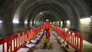 Pekerja membawa troli saat menyelesaikan proyek pembangunan jalur kereta api di terowongan proyek Crossrail di Stepney, London, Inggris, (16/11). (REUTERS/Stefan Wermuth)