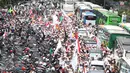 Ribuan demonstran berjalan menuju Balai Kota, Jakarta, Jumat (4/11). Mereka akan melakukan unjuk rasa terkait dugaan penistaan agama yang dilakukan Basuki Tjahaja Purnama (Ahok). (Liputan6.com/Faizal Fanani)