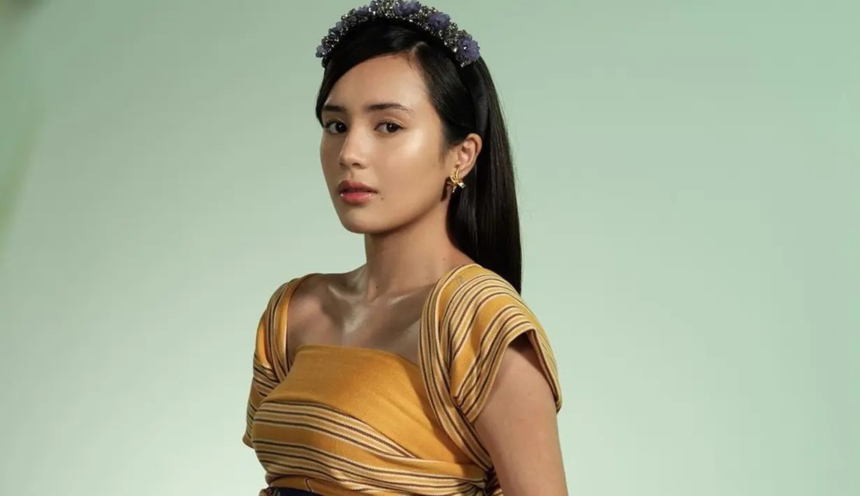 Gadis kelahiran 2002 ini memang pandai mix and match busana. Saat jadi model salah satu desainer ternama Oscar Lawalata, Beby Tsabina tampil menaan dengan kain tenun Bali.(Liputan6.com/IG/@bebytsabina)