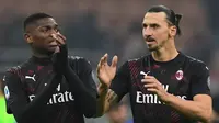 Pemain AC Milan, Rafael Leao dan Zlatan Ibrahimovic, setelah kemenangan 2-0 atas Cagliari (11/1/2020). (AFP/Miguel Medina)