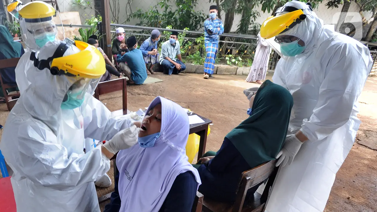 FOTO: Cegah Penyebaran COVID-19, Puluhan Santri di Depok Jalani Swab Test Massal