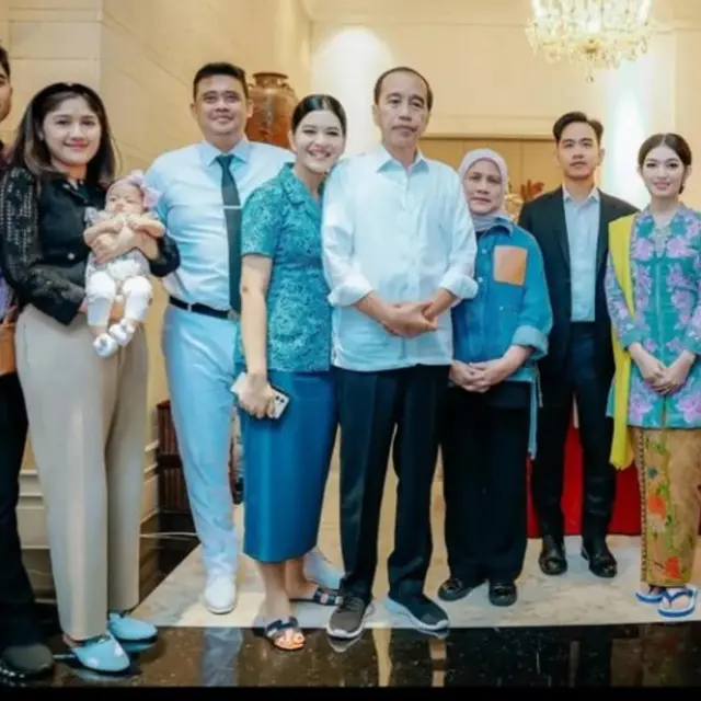 Foto Bareng Keluarga Jokowi, Sandal Jepit Selvi Ananda Bikin Salfok.  foto: TikTok @ww.tiktok.commasako