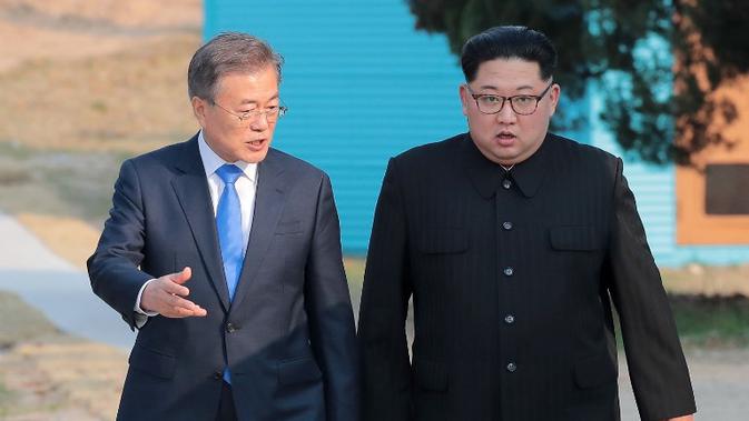Moon Jae-in dan Kim Jong-un Sepakati Denuklirisasi Penuh (KOREA SUMMIT PRESS POOL / AFP)