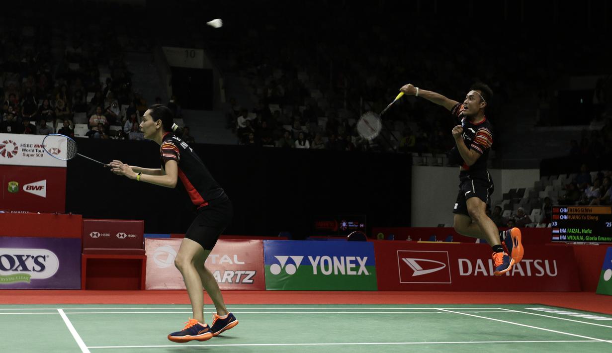 Ganda campuran Indonesia, Hafiz Faizal, melakukan smash saat menghadapi ganda China, Zheng Si Wei/Huang Ya Qiong pada laga Indonesia Masters 2020 di Istora Senayan, Jakarta, Selasa (14/1). Hafiz/Gloria kalah 14-21, 13-21. (Bola.com/Yoppy Renato)