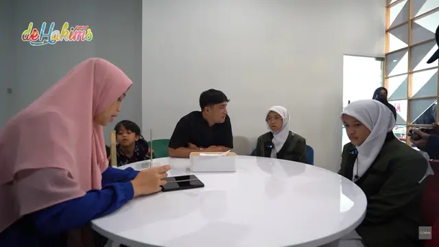 Irfan Hakim Jenguk Kedua Putri Kembarnya di Pesantren
