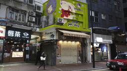 Sebuah toko hewan peliharaan ditutup setelah beberapa hamster peliharaan dinyatakan positif corona di Hong Kong, Selasa (18/1/2022). Kasus Covid-19 di toko hewan peliharaan tersebut turut menginfeksi pegawai toko yang dikonfirmasi terjangkit varian Delta pada Senin (17/1).(AP Photo/Kin Cheung)