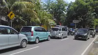 Antrean kendaraan mengular menuju kawasan wisata Pantai Anyer, Kabupaten Serang, Banten. (Liputan6.com/Yandhi Deslatama)
