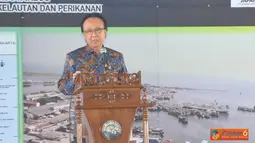 Citizen6, Jakarta: Menteri Kelautan dan Perikanan Sharif C. Sutardjo saat peresmian Tempat Pemasaran Ikan (TPI) dan Kantor UPT di PPS NIZAM ZACHMAN, Jakarta, Rabu (3/10). (Pengirim: Efrimal Bahri). 
