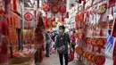 Seorang pria berbelanja dekorasi menjelang Tahun Baru Imlek di Hong Kong pada 26 Januari 2022. Tahun Baru Imlek untuk masyarakat Tionghoa atau China di seluruh dunia pada tahun ini akan jatuh pada tanggal 1 Februari 2022. (Peter PARKS / AFP)
