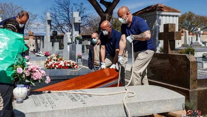 Proses pemakaman pasien Virus Corona COVID-19 di Madrid, Spanyol. (BALDESCA SAMPER / AFP)