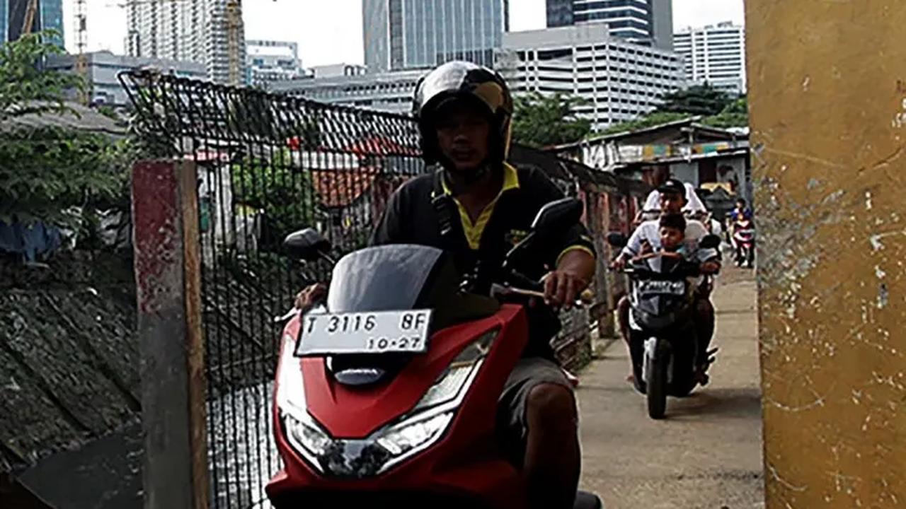 Melintas di jalan tikus tak boleh ugal-ugalan. Sopan santun tetap dijaga.