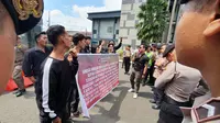 Massa aksi dari Himpunan Mahasiswa Pemuda Sriwijaya (HMPS) saat menggelar demo di depan kantor Gubernur Sumsel terkait rangkap jabatan Pj Bupati OKU jadi Kadisdik Sumsel (Liputan6.com / Nefri Inge)