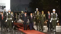 Presiden Jokowi bersama Wapres Jusuf Kalla saat tiba di TMP Kalibata. (Sekretariat Presiden)