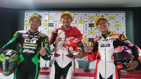 Pebalap Astra Honda Racing Team, Dimas Ekky Pratama, berhasil menjadi juara pada balapan pertama ARRC seri keempat di Sirkuit Sentul, Sabtu (12/8/2017). (Bola.com/Zulfirdaus Harahap)