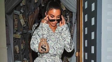 Kim Kardashian Jadi Wanita Super Kaya dengan Outfit Bertabur Dollar
