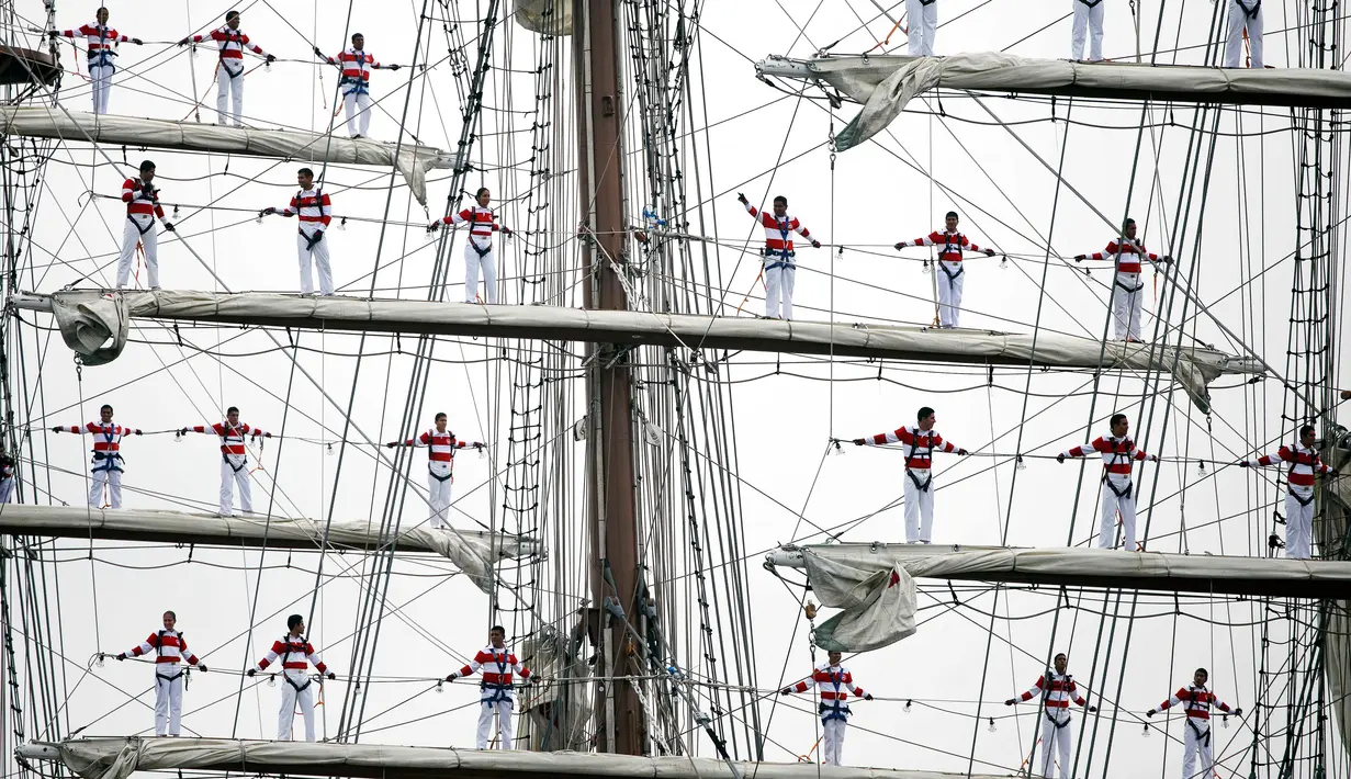 Atraksi para pelaut Angkatan Laut Peru saat mengikuti Parade Sail di Boston, AS (17/6). Lebih dari 50 kapal layar dari seluruh dunia berkumpul di pelabuhan Boston untuk mengikuti ajang maritim ini. (AP Photo / Michael Dwyer)