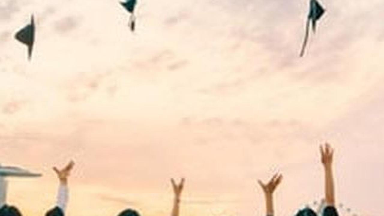 Wisuda menjadi salah satu momen paling bahagia bagi mahasiswa. Ia pada akhirnya lulus dan bisa melanjutkan kehidupannya dengan ilmu yang sudah didapat. <br>