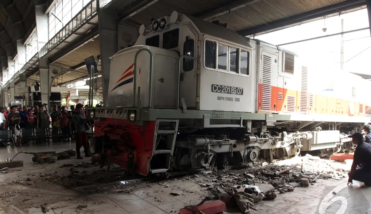 Tidak ada korban jiwa dan penyebab lokomotif kereta ini menabrak peron Stasiun Kota, Jakarta, belum diketahui. (Liputan6.com/Faizal Fanani)