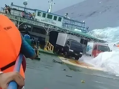 Penumpang berpegangan pada besi kapal saat KM Lestari Maju tenggelam di lepas pantai Pulau Selayar, Provinsi Sulawesi Selatan, Selasa (3/7). KM Lestari Maju tenggelam di Perairan Selayar sekitar pukul 14.30 WIT. (BNPB/AFP)