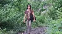 Kisah Bu Guru Yustiana, Keluar Masuk Hutan Mengajar Murid Hanya Diupah Rp 150 Ribu
