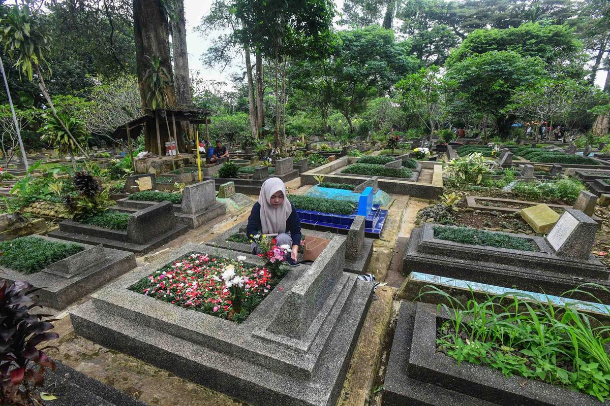 FOTO: Libur Imlek Dimanfaatkan Warga untuk Ziarah Jelang Ramadhan