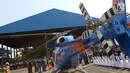 Polisi memeriksa helikopter Bell 429/P-3203 di Hanggar 3 Ditpoludara Korpolairud Polri, Pondok Cabe, Tangerang Selatan, Banten, Rabu (11/9/2019). Penambahan helikopter tersebut untuk mendukung tugas-tugas operasional Polri. (Liputan6.com/Herman Zakharia)
