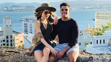 Selebritas Cinta Laura berofoto bersama pria yang diduga kekasihnya Frank Garcia saat berlibur di Puerto Riko. Teka-teki kisah asmara Cinta Laura dengan seorang pria berwajah Latin yang eksotis ini masih terus berlanjut. (Instagram.com/claurakiehl)