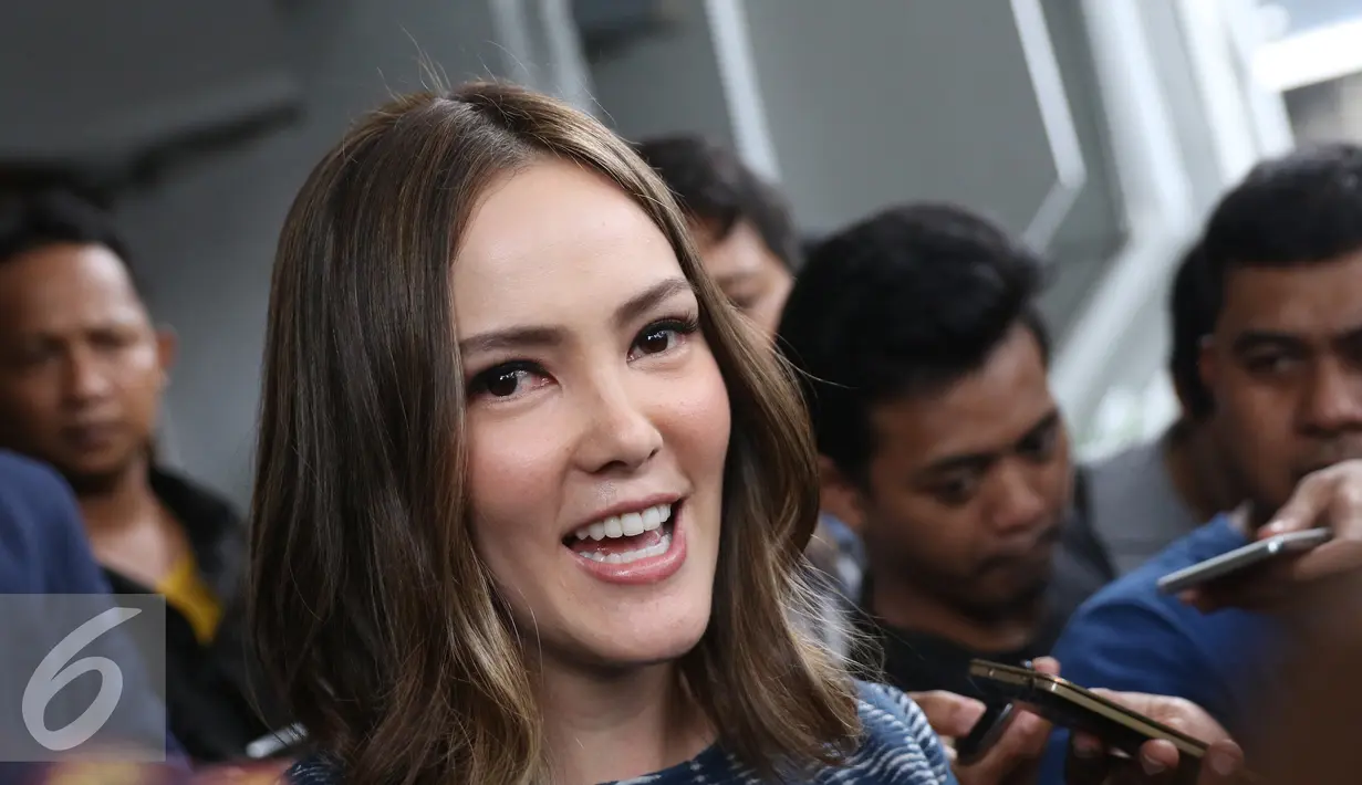 Pembawa acara Cathy Sharon memberikan keterangan kepada awak media usai menjalani sidang perceraian di PN Jakarta Selatan, Senin (7/3). Sidang beragendakan pembacaan saksi dari pihak tergugat (Cathy Sharon). (Liputan6.com/Herman Zakharia)