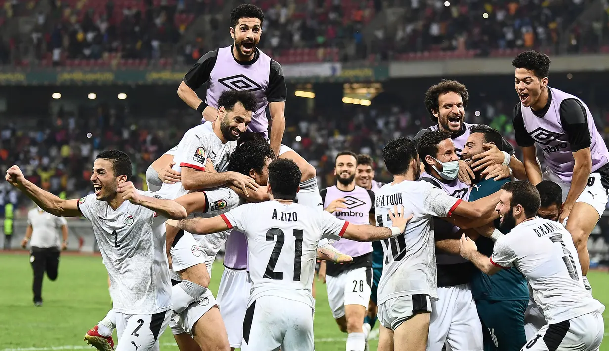 Eksekusi Mohammed Salah memastikan kemenangan 5-4 Mesir di babak adu penalti. The Pharaohs lolos ke perempatfinal Piala Afrika 2021 dan akan menghadapi Maroko. (AFP/Charly Triballeau)