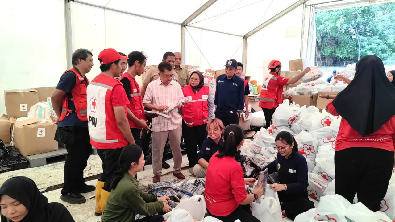 Ketua umum PMI Jusuf Kalla meninjau persiapan bantuan untuk rehabilitasi pascabencana di Gudang Logistik PMI, Jakarta Selatan, Kamis (1/1/2026).