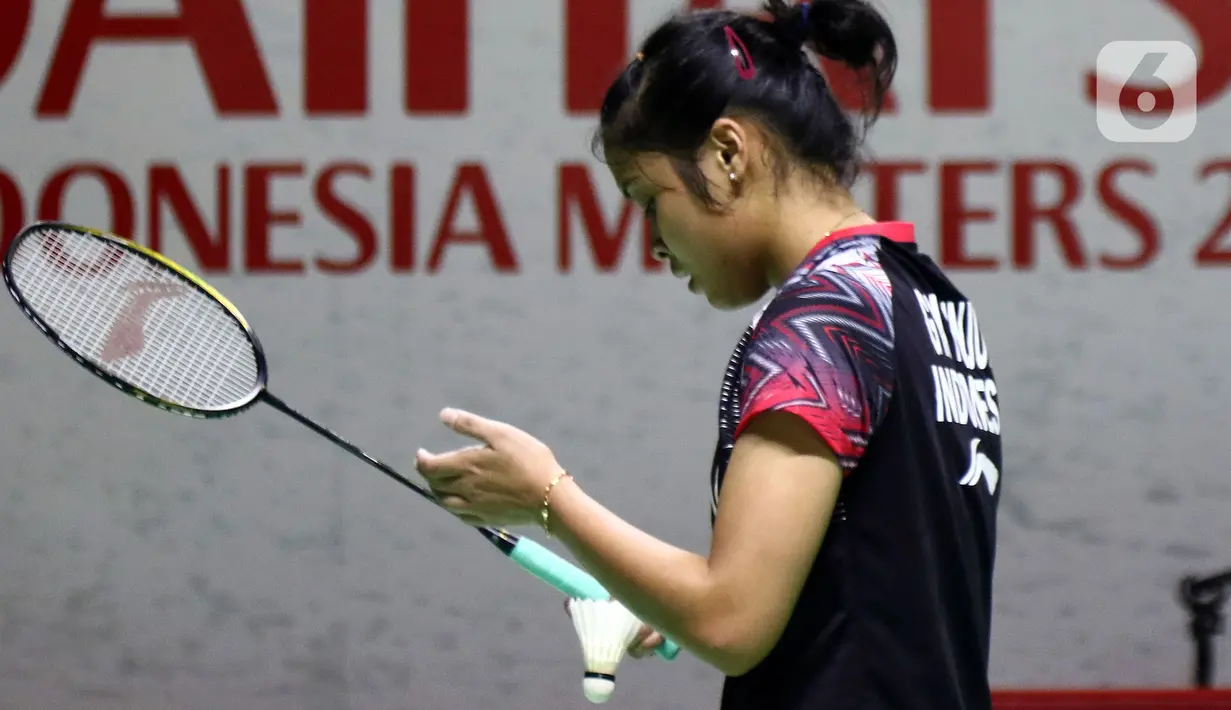 Pebulu tangkis tunggal putri Indonesia Gregoria Mariska Tunjung saat melawan Pusarla V. Sindhu (India) pada Babak 16 Besar Indonesia Masters 2022 di Istora Senayan, Jakarta, Kamis (9/6/2022). Gregoria Mariska kalah dengan skor 21-23, 22-20 dan 11-21. (Liputan6.com/Helmi Fithriansyah)