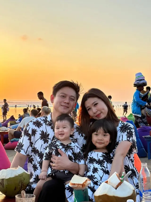 Potret harmonis Bobon Santoso dan keluarga. (credit:instagram.com/bobonsantoso/cherylruan)