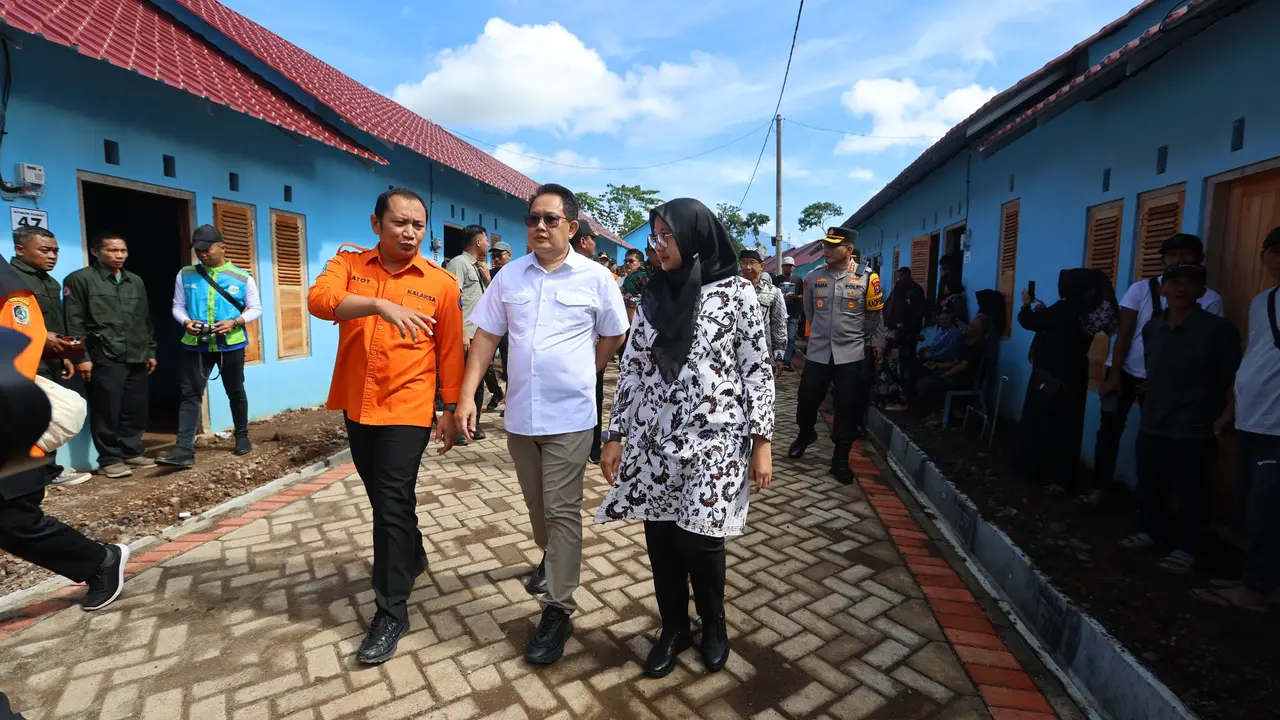 Pj Gubernur Jawa Timur, Adhy Karyono (baju Putih) tinjau hunian tetap korban banjir  bandang Kalibaru, Banyuwangi (Istimewa)