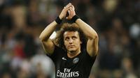 Bek David Luiz tak berani kembali ke klubnya, PSG, usai teroris menebar ancaman di Kota Paris, Jumat (13/11/2015). (Reuters/Sergio Perez)