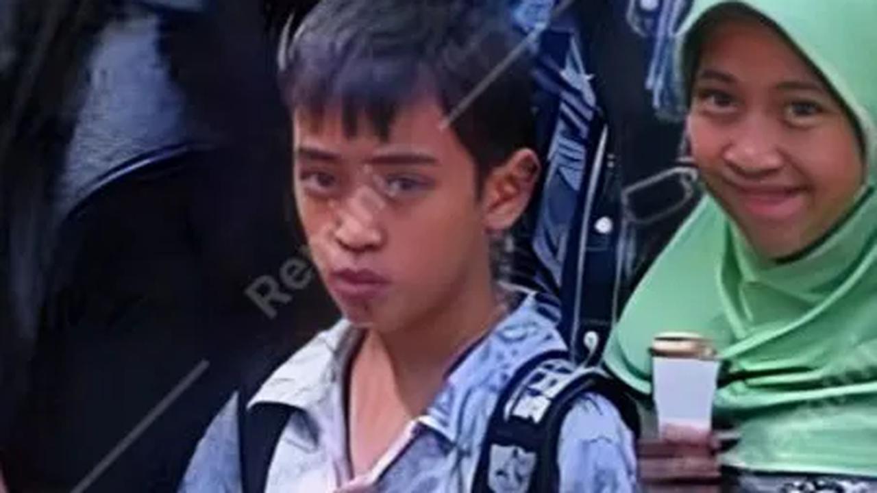 Foto kenangan liburan keluarga almarhum Uje yang viral dulu. Uje dan Ummi Pipik terlihat keren serta cantik.