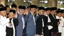 Presiden Joko Widodo atau Jokowi saat melaksanakan salat Id di Masjid Istiqlal, Jakarta, Rabu (5/6/2019). Jokowi mengenakan setelan jas abu-abu, kemeja putih serta peci hitam. (Liputan6.com/JohanTallo)
