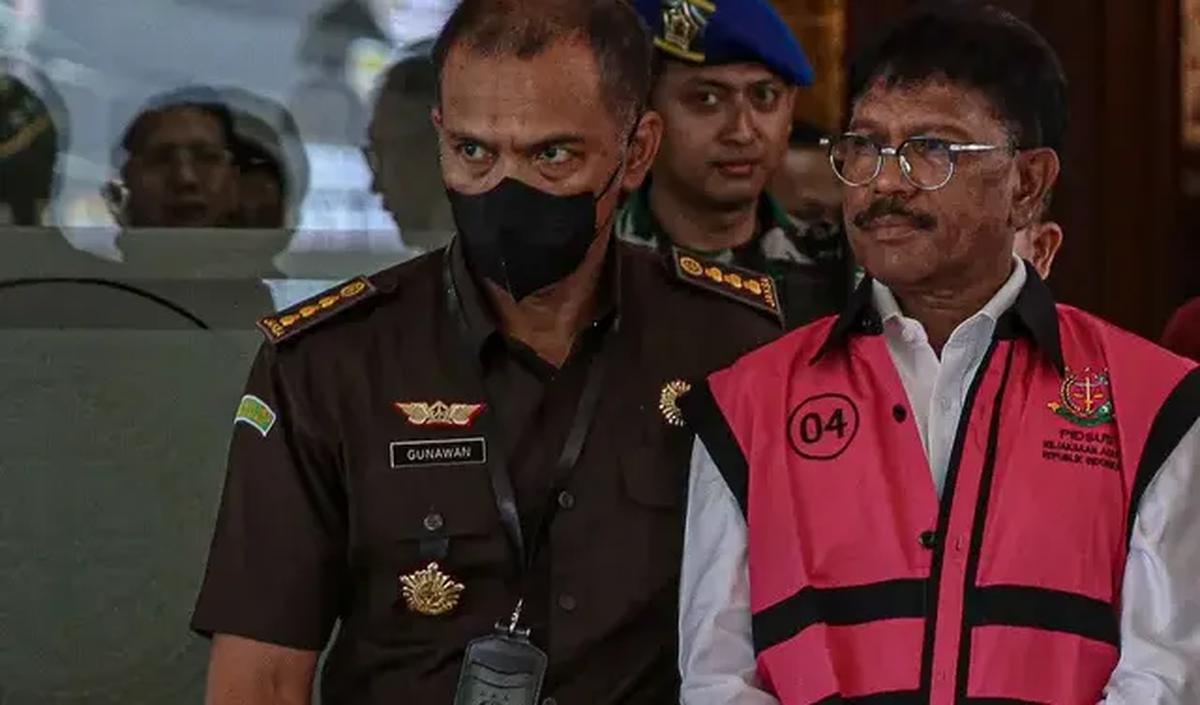 Jaksa menyebut Johnny memperkaya diri sendiri sebesar Rp17.848.308.000,00.